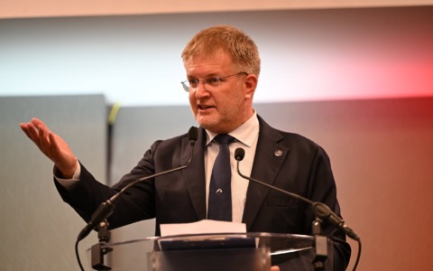 Marcinelle, Fidanza (FdI): “Vergogna CGIL che volta le spalle a La Russa mentre legge il messaggio di Mattarella”