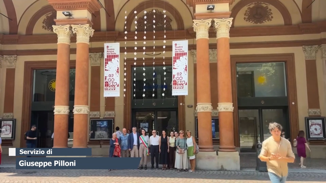 85 gerbere bianche sulla facciata del Teatro Arena del Sole