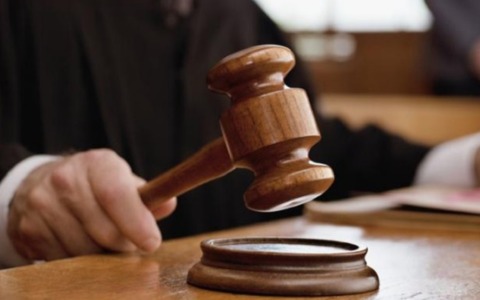 86enne vuole sposare una donna di 35 anni più giovane: il tribunale blocca le nozze