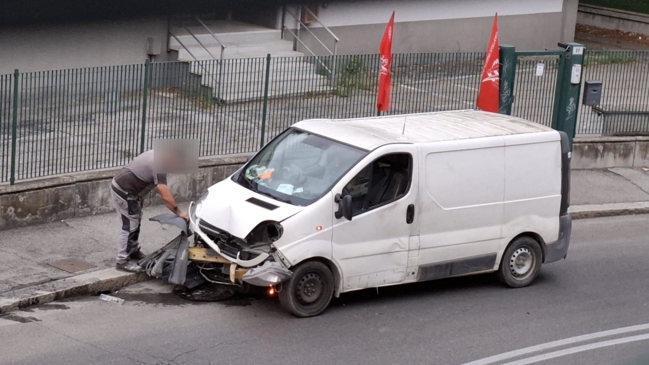 A bordo di un furgone abbatte un lampione, poi rifiuta l’alcoltest