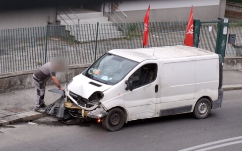 A bordo di un furgone abbatte un lampione, poi rifiuta l’alcoltest