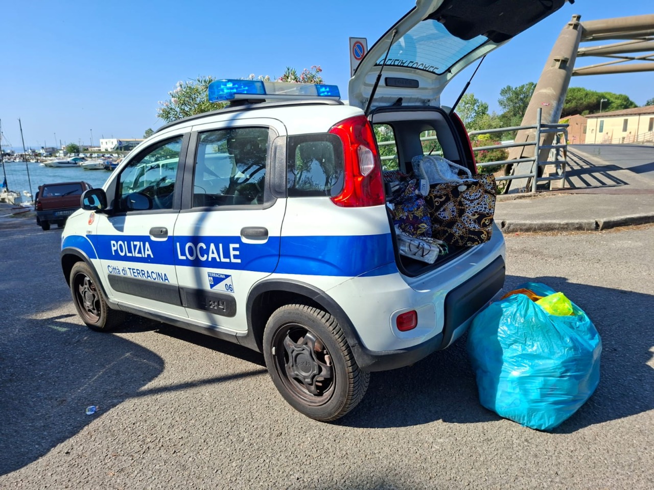 Abusivismo commerciale, la Polizia Locale sequestra 200 chili di merce contraffatta