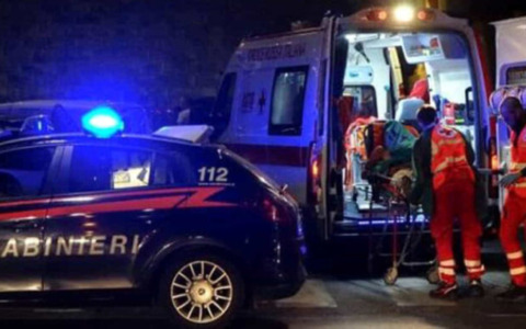 Accoltellato per strada, finisce in ospedale in condizioni serie