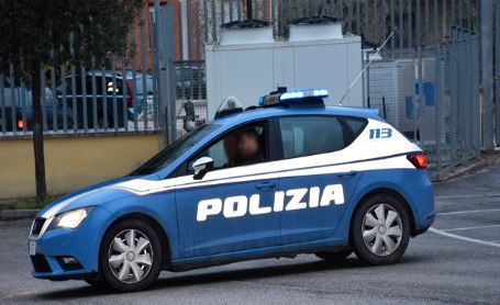 Aggredisce gli agenti durante un controllo, arrestato