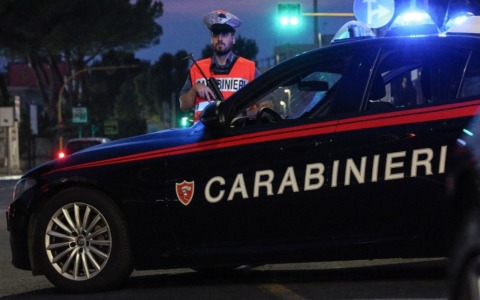 Aggredisce la compagna con spray al peperoncino e coltello da sub: arrestato 32enne