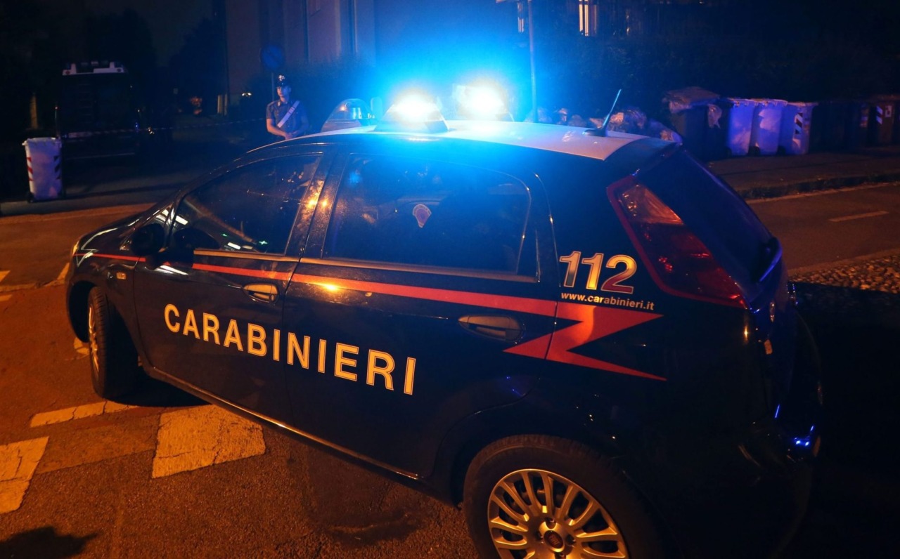 Ancona, violenza a bordo del bus. Autista chiede rispetto delle regole, il gruppo lo accerchia: l’aggressore materiale arrestato dai carabinieri, tutti gli altri identificati