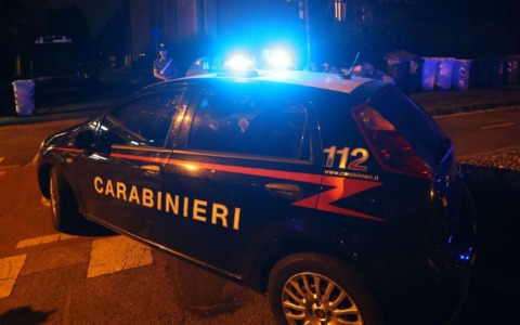 Ancona, violenza a bordo del bus. Autista chiede rispetto delle regole, il gruppo lo accerchia: l’aggressore materiale arrestato dai carabinieri, tutti gli altri identificati