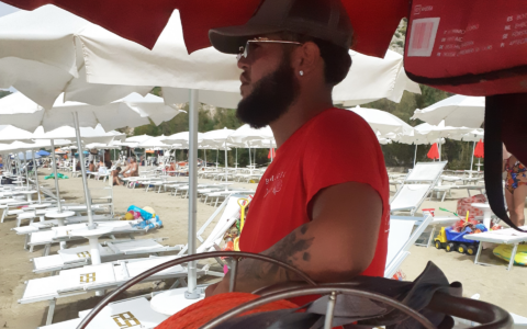 Anziano in difficoltà in mare viene salvato da un bagnino