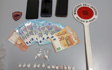 Arrestati per droga dopo un pericoloso inseguimento ad alta velocità