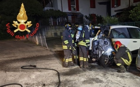 Auto a fuoco a Salò, l’allarme nella notte