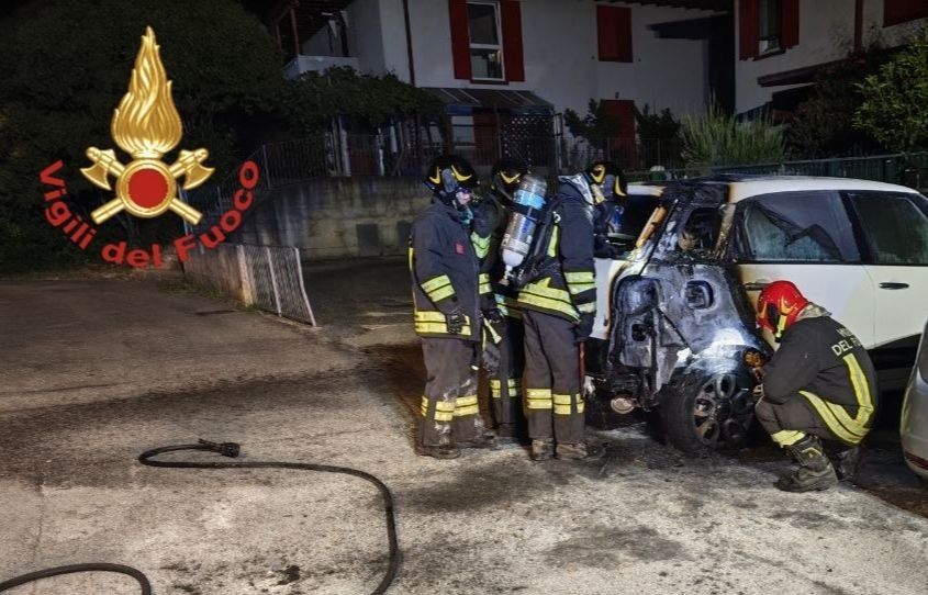 Auto a fuoco a Salò, l’allarme nella notte
