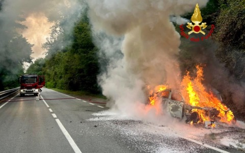 Auto in fiamme lungo la Sp 419 a Mongrando, nel Biellese: illeso il conducente