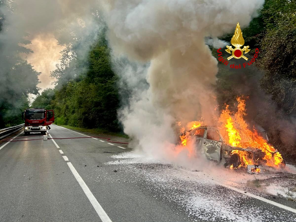 Auto in fiamme lungo la Sp 419 a Mongrando, nel Biellese: illeso il conducente