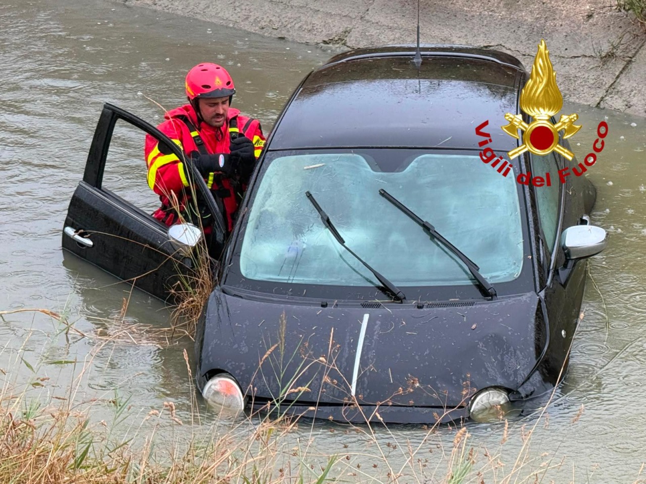 Auto in un canale di scolo, salva giovane automobilista