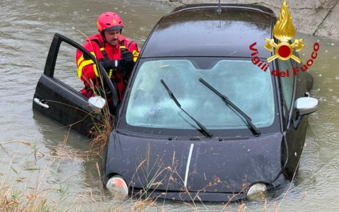 Auto in un canale di scolo, salva giovane automobilista
