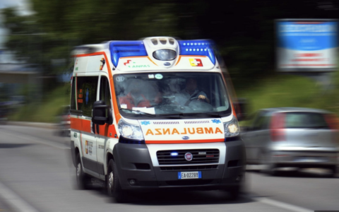 Balcone cede e lei precipita nel vuoto: morta una donna di 56 anni