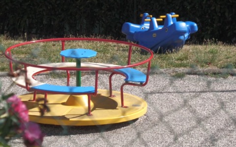 Bimbi maltrattati revocati i domiciliari alle maestre indagate