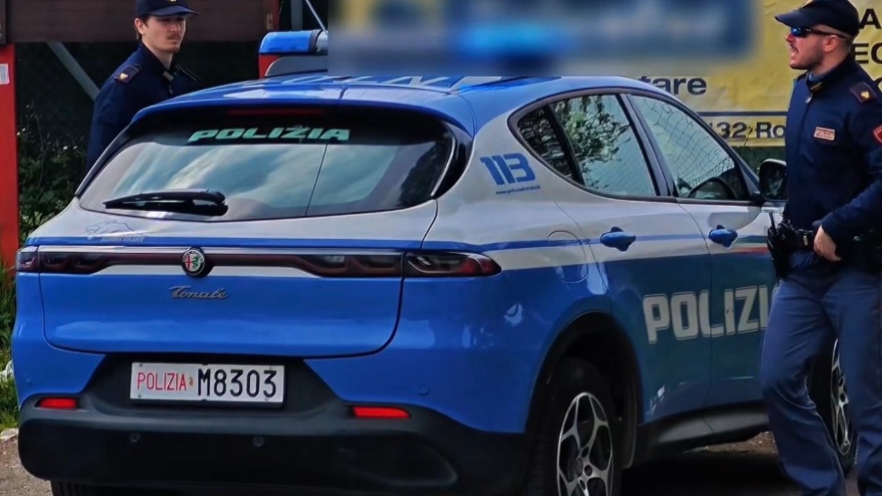 Bomba carta nella notte contro un barber shop: forte boato e ingenti danni
