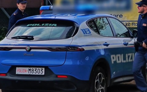 Bomba carta nella notte contro un barber shop: forte boato e ingenti danni