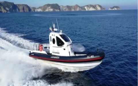 Cadavere ritrovato in mare a Punta Papa: indagini in corso