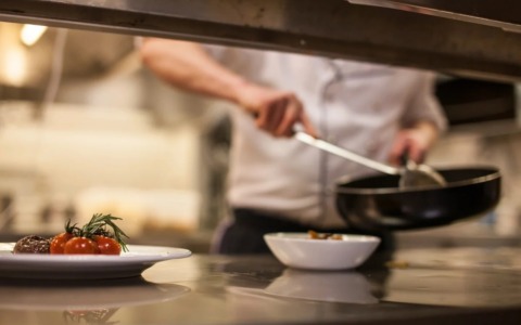 Caldo estremo nelle cucine, i cuochi chiedono nuove tutele