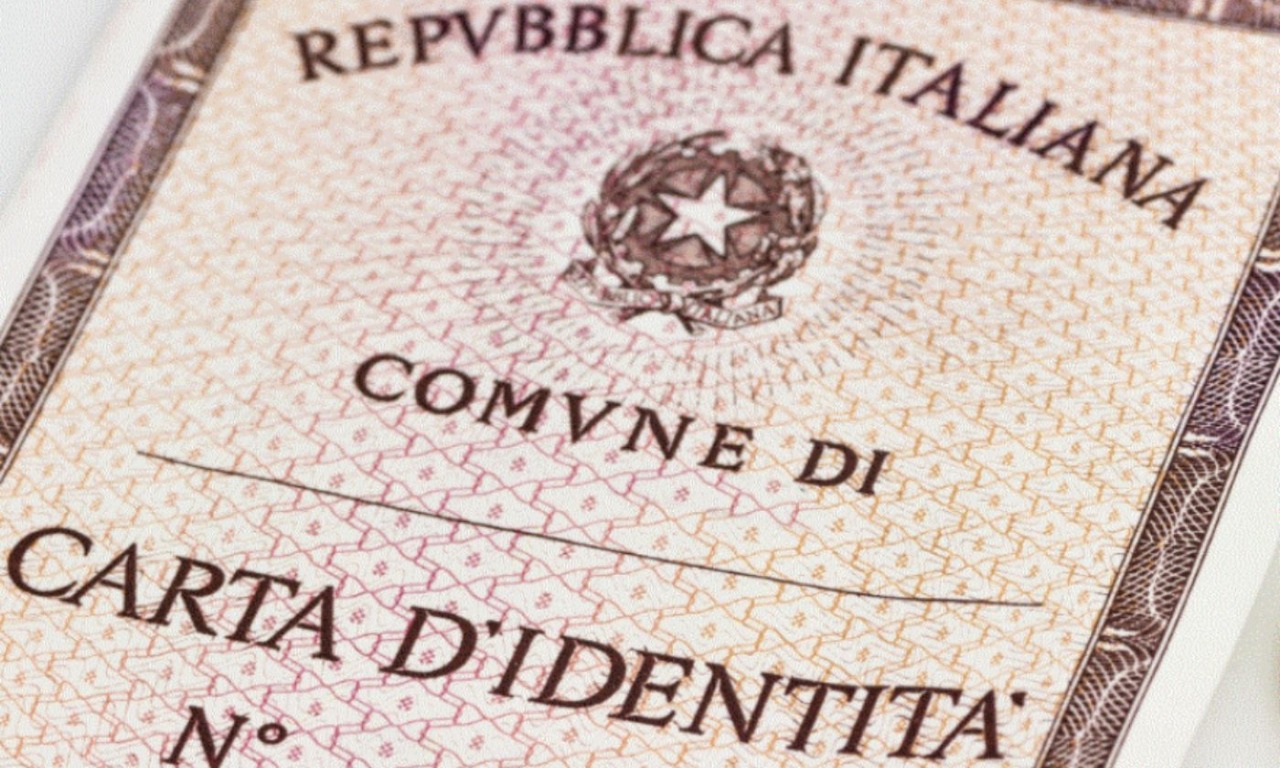 Carta d’identità cartacea, stop all’espatrio: da oggi serve quella elettronica (CIE)
