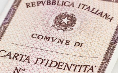 Carta d’identità cartacea, stop all’espatrio: da oggi serve quella elettronica (CIE)