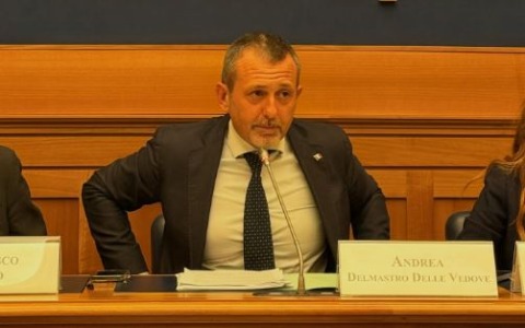 Caso Delmastro, la Camera nega l’acquisizione delle chat con Caroccia. Tensione in Aula, urla e proteste