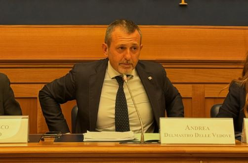 Caso Delmastro, la Camera nega l’acquisizione delle chat con Caroccia. Tensione in Aula, urla e proteste