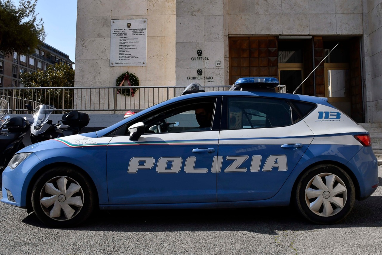 Cecina (Livorno), rubano un’auto e poi l’abbandonano: ricercati dalla Polizia