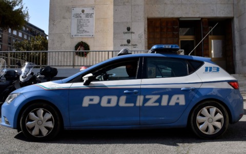 Cecina (Livorno), rubano un’auto e poi l’abbandonano: ricercati dalla Polizia