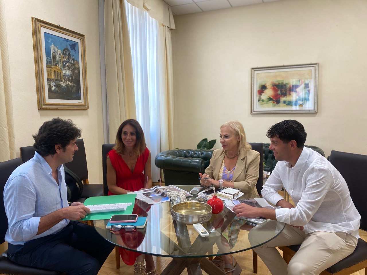Centro storico, il sindaco Celentano e gli assessori Muzio e Cosentino incontrano l’imprenditore Luca Targa