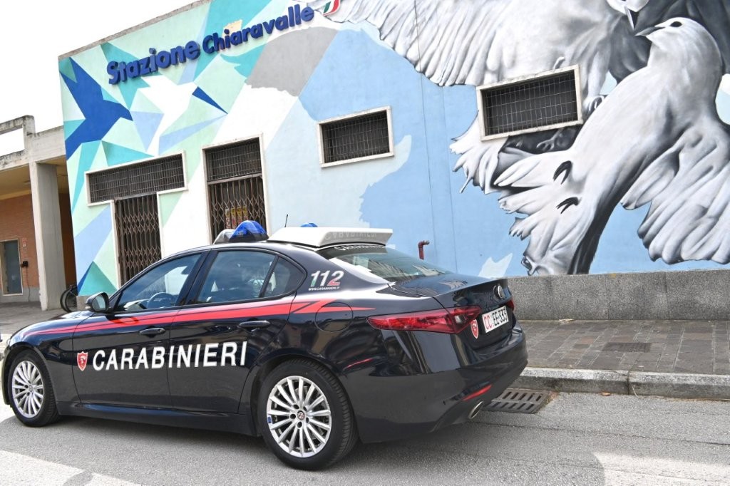 Chiaravalle. Trappola informatica (con il solito copione) per spillarle quasi 100mila euro: intervento dei carabinieri, un denunciato