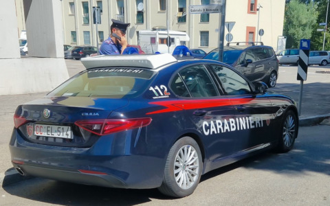 Chiede aiuto al 118, poi aggredisce i sanitari: 22enne denunciato al Pilastro