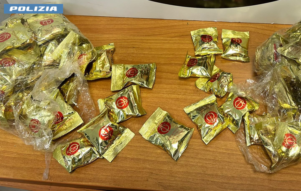Cocaina nei biscotti della fortuna