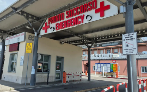 Con la moto contro un’auto sulla Fi-Pi-Li: centauro grave in ospedale