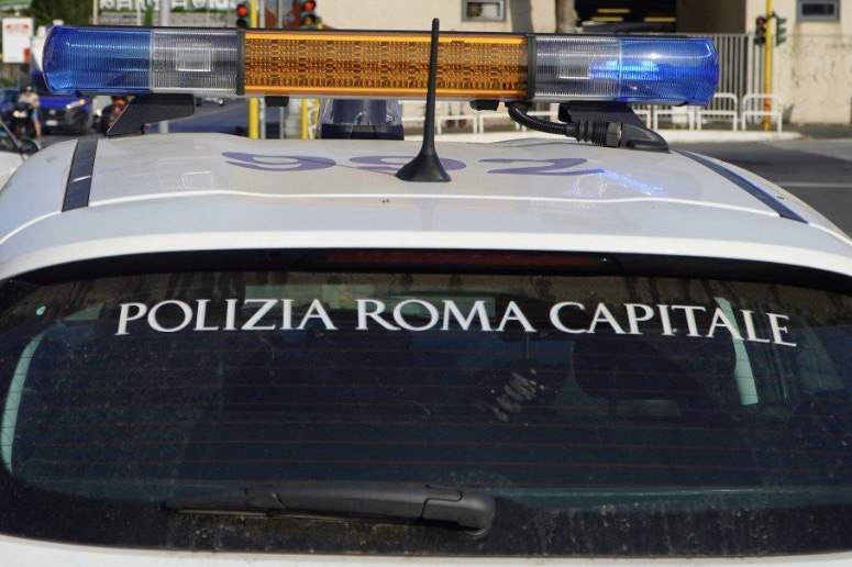 Con lo scooter contro le barriere di protezione, muore 47enne