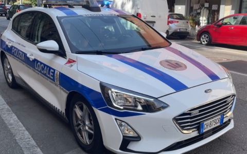 Piazza XX Settembre: passanti inveiscono contro gli agenti della polizia locale che stavano fermando uno spacciatore