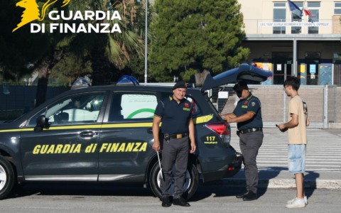 Controlli nell’Ascolano. La Finanza sequestra 200 mila prodotti non sicuri