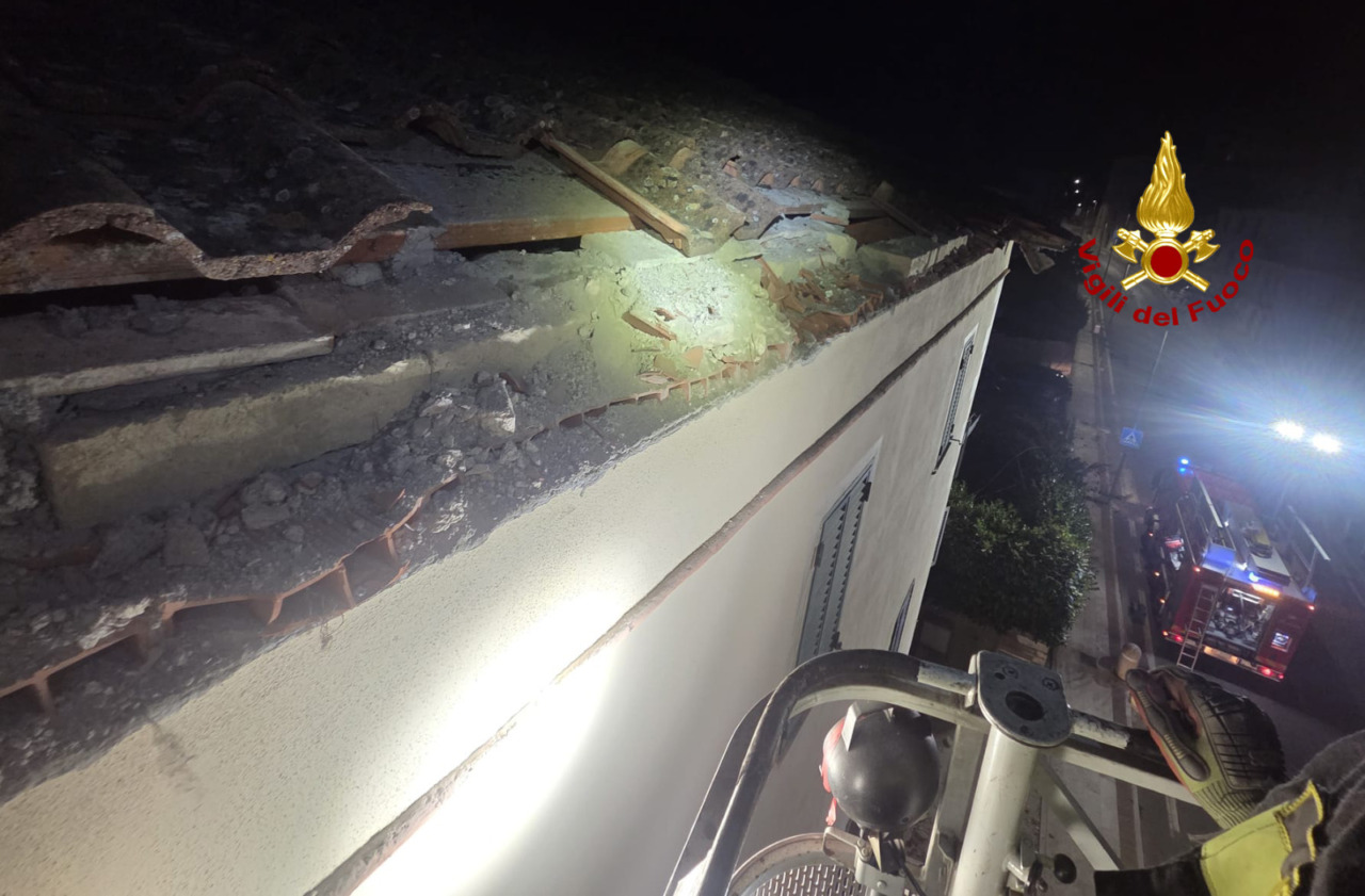 Crolla porzione di tetto a Rapolano Terme, intervengono i vigili del fuoco