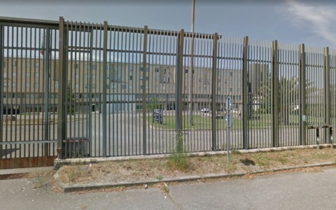 Detenuto dà fuoco al materasso in cella: 7 agenti di Polizia Penitenziaria intossicati