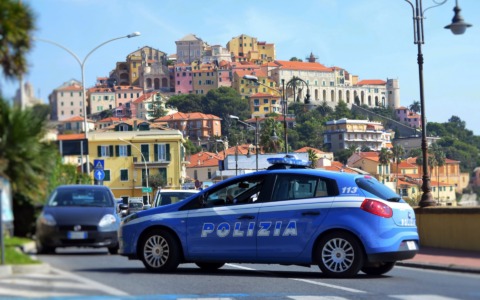 Diciannovenne straniero abusa di una minorenne dopo una festa in piazza ad Imperia