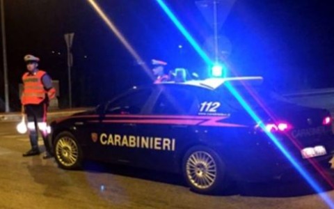 Difende la madre dalle attenzioni indesiderate e viene accoltellato: arrestato 36enne