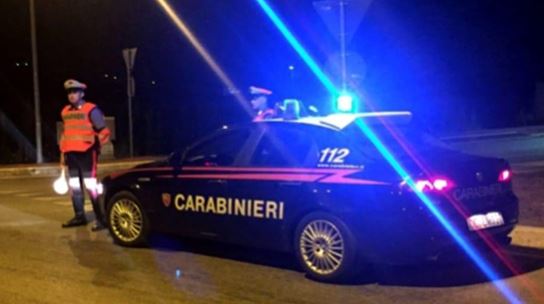 Difende la madre dalle attenzioni indesiderate e viene accoltellato: arrestato 36enne