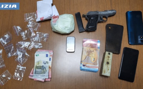 Droga, denaro e un’arma nel “salotto dello spaccio”, uomo in manette