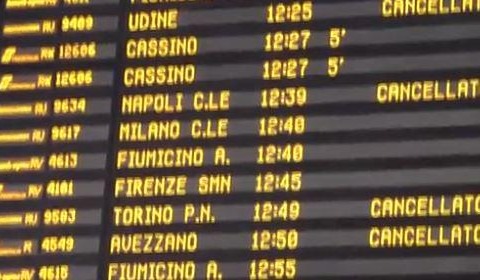 Due incendi e ritardi fino a tre ore: giornata infernale per i treni