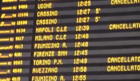 Due incendi e ritardi fino a tre ore: giornata infernale per i treni