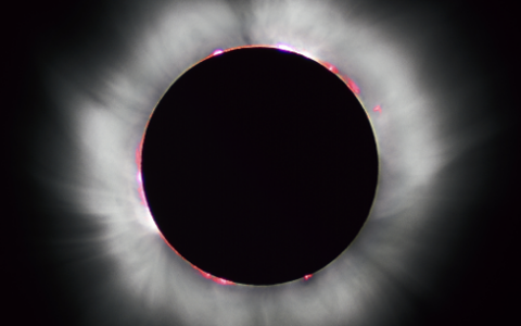 Eclisse solare da record in arrivo: l’astrofisico Stefano Covino spiega come ammirarla senza rischi