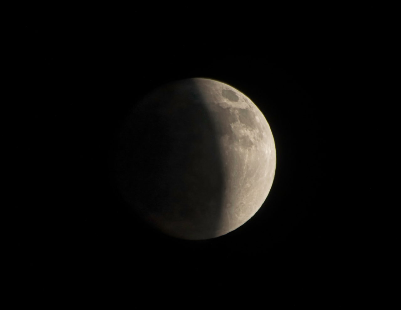 Eclissi lunare parziale, il picco all’alba del 28 agosto