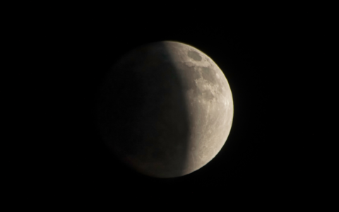 Eclissi lunare parziale, il picco all’alba del 28 agosto